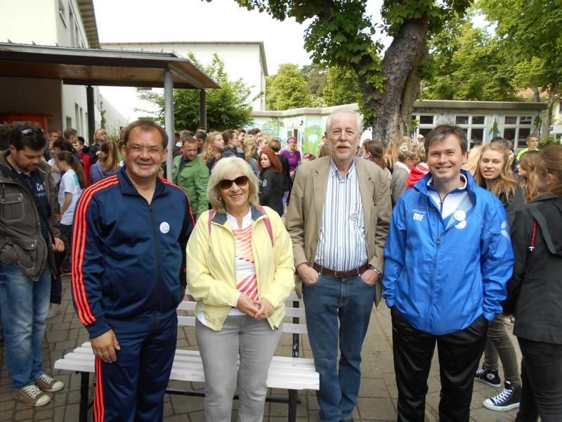 Bilder vom heutigen Lauf gegen Rassismus am Einstein-Gymnasium in Neuenhagen mit Jörg Vogelsänger und Moritz Felgner. Mit viel Engagement und Spaß waren nicht nur die Schüler des EGN dabei, sondern auch viele Bürger aus der Region dabei.